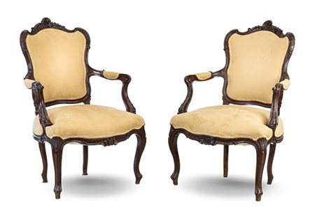 Coppia di poltrone di forma mossa in legno intagliato a foglie e volute, rivest