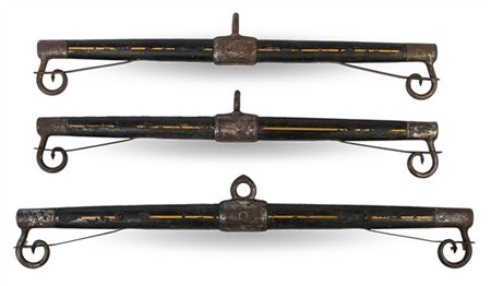 Lotto di tre sostegni per bilance manuali in legno laccato nero e ganci in fusi