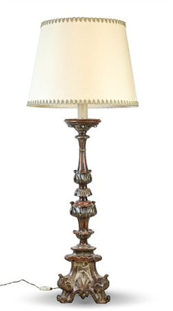 Portacero in legno intagliato e argentato con decoro a foglie e volute, base tr