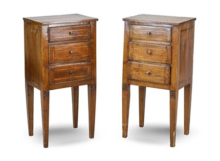 Coppia di comodini in legni vari filettati, fronte a tre cassetti e gambe rastr