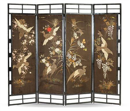 Paravento in legno ebanizzato a quattro ante con pannellature in tessuto ricama