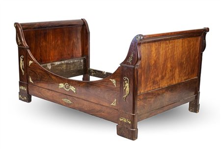 Letto a barca da parete in mogano con montanti mossi e fronte decorato da fregi
