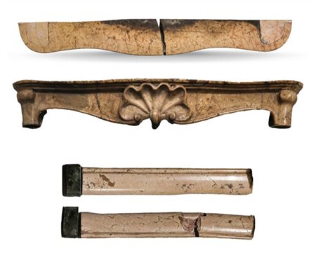 Camino in marmo rosa con fascia superiore mossa e scolpita a valva di conchigli