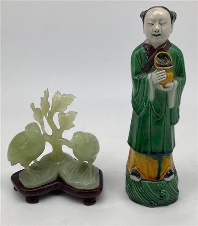 Manifatture orientali, secolo XX. Lotto composto da una scultura in pietra dura