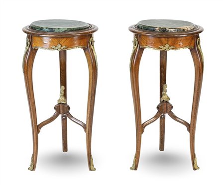 Coppia di guéridon in legni vari con gambe mosse riunite da crociera e piano to