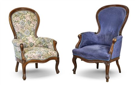 Lotto di due poltrone di forma mossa in noce e mogano con rivestimenti in tessu