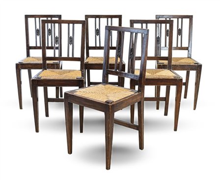 Gruppo di sei sedie in legno tinto con schienale a giorno e listelli decorati d