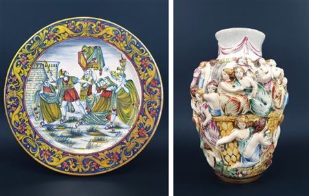 Lotto composto da un grande piatto da parete in maiolica dipinta in policromia