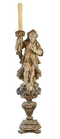 Arte del secolo XVII. Figura di angelo reggicero in legno intagliato, laccato e
