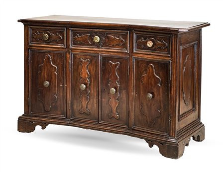 Antica credenza in noce a tre cassetti e quattro ante con rilievi mistilinei, p