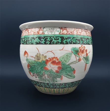 Cachepot in porcellana decorata in policromia a motivi floreali e volatili di g