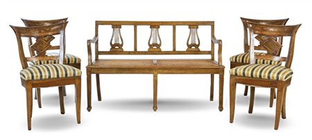 Lotto composto da un gruppo di quattro sedie in noce con schienale a giorno dec