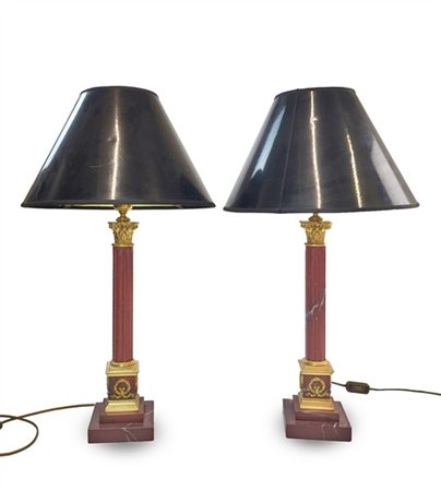 Coppia di lampade d'appoggio in marmo rosso con fusto a colonna scanalata, capi