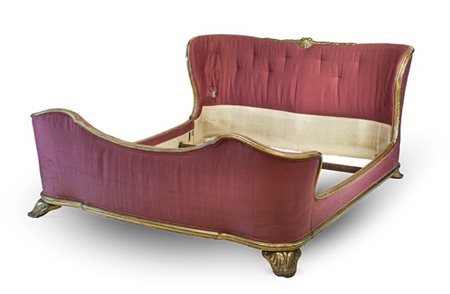 Letto matrimoniale in legno intagliato e dorato con angoli arrotondati, piedi s