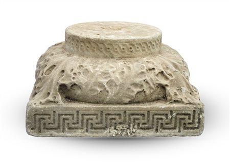 Capitello di gusto medievale in pietra scolpita a foglie e fascia a greche (cm