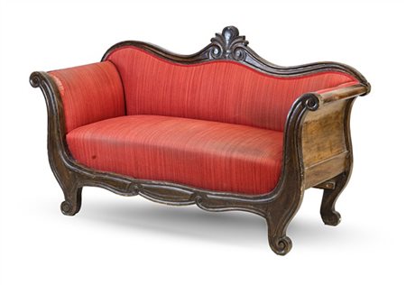 Divano in legno di forma mossa con montanti e schienali intagliati a volute, ri