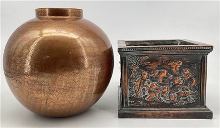 Lotto composto da una fioriera squadrata in terracotta e rame sbalzato con scen