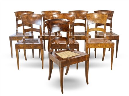 Gruppo di otto sedie lastronate in noce e radica con schienale curvato e seduta