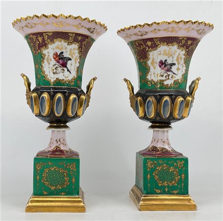 Manifattura del secolo XIX, coppia di vasi biansati in porcellana dipinta in po