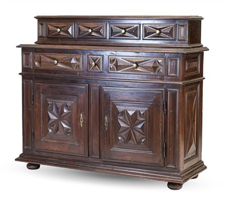 Credenza piemontese in noce con pannellature bugnate, fronte a due sportelli e