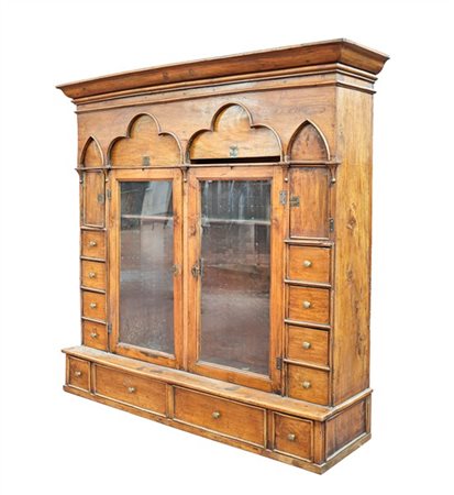 Parte superiore di mobile da farmacia a struttura architettonica, due ante a ve