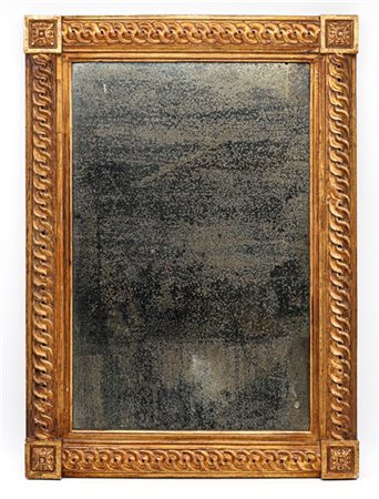 Specchiera in legno intagliato e dorato con fasce decorate a meandri concatenat