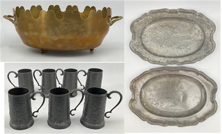 Lotto composto da sette boccali in fusione di peltro con decori a rilievo a sce