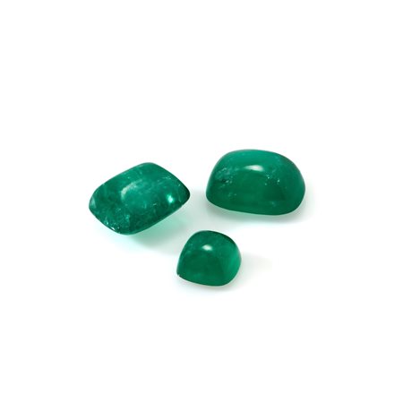  
Lotto di tre smeraldi in cartina per totale ct 50,74 
 mm 20,00x19,00 h mm 10,00 - mm 18,00x19,00 h mm 12,00 - mm 11,00x11,00 h mm 8,00 circa