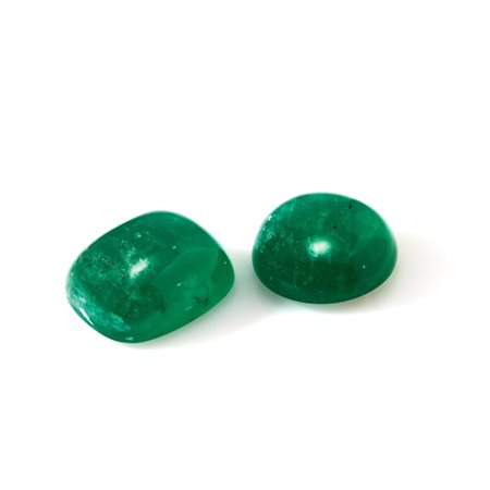  
Lotto di due smeraldi in cartina per totale ct 26,01 
 mm 15,00 h mm 6,00 - mm 17,00x14,00 h mm 7,00