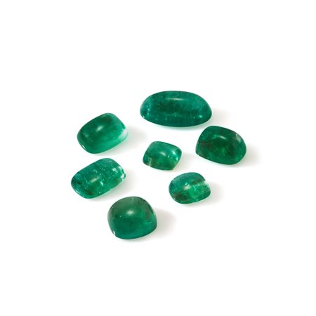  
Lotto di sette smeraldi in cartina per totale ct 37,17 
 misure diverse da mm 8,00x8,60 a mm 10,00x18,00 circa