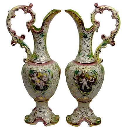 Coppia di vasi manifattura Capodimonte, decorati con putti e motivi dorati, h...