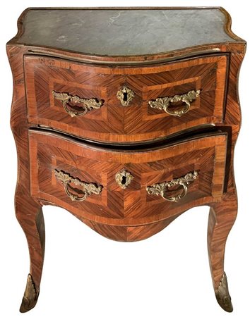 Comodino Luigi XV ,XVIII secolo, Sicilia.  In ebano viola e bois de rose. Marmo incassatop al piano in grigio bardiglio. H cm 79x54x33.