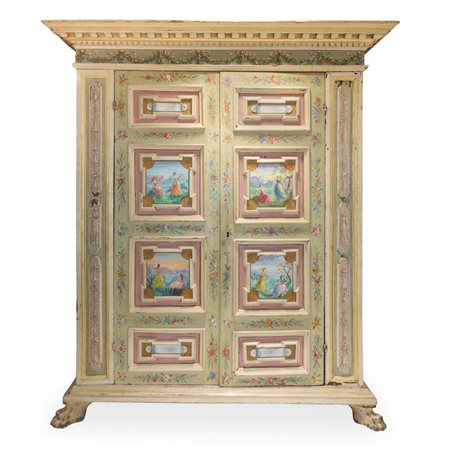Armadio a due ante laccato e dipinto con quattro formelle per anta dipinte con scene di figure femminili, cappello dentellato di forma aggettante e piedi felini, 19° secolo Marches 