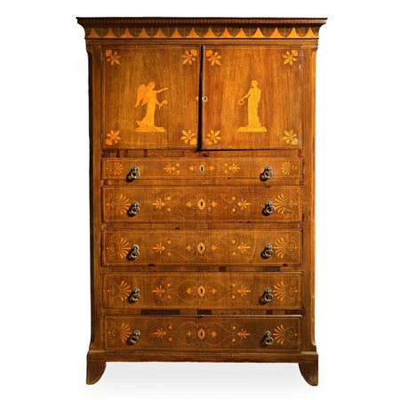 CHIFFONIER INTARSIATA CON FIGURE CLASSICHE SUI DUE SPORTELLI SUPERIORI E CON MOTIVI FLOREALI SUI CASSETT