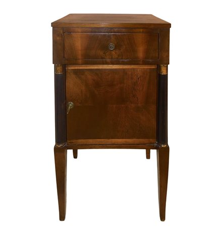 Comodino Direttorio in legno di noce con colonne ebanizzate nere ai lati, piedi troncopiramidali, fine 18° secolo