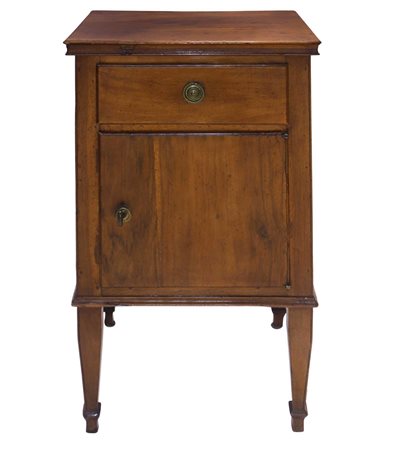 Comodino in legno massello di noce,  cassetto superiore e sportello alla base, piedi troncopiramidali, fine 18° secolo