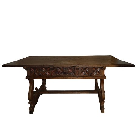 Tavolo con piedi a lira con cassetti e sottopiano intagliato, Catalonia 17° secolo