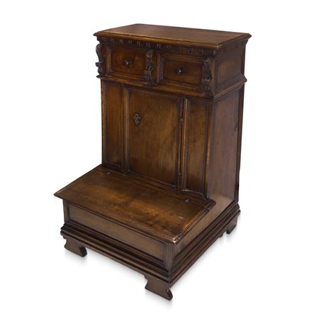 Inginocchiatoio veneziano intagliato e scolpito con due cassetti superiori, antina e scomparto, 17° secolo 