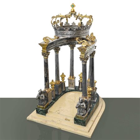 Tronetto per esposizione eucaristica in argento con angeli, colonne e corona, su base in marmo verde , 16° secolo