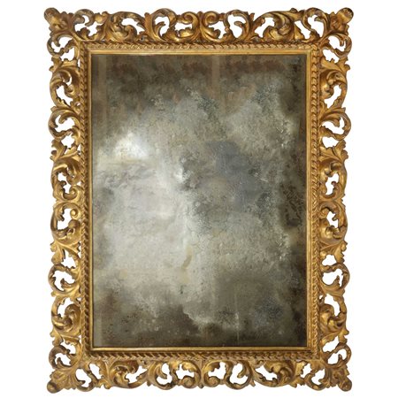 Specchiera con cornice in legno scolpito e traforato dorato a foglia e specchio coevo, 18° secolo