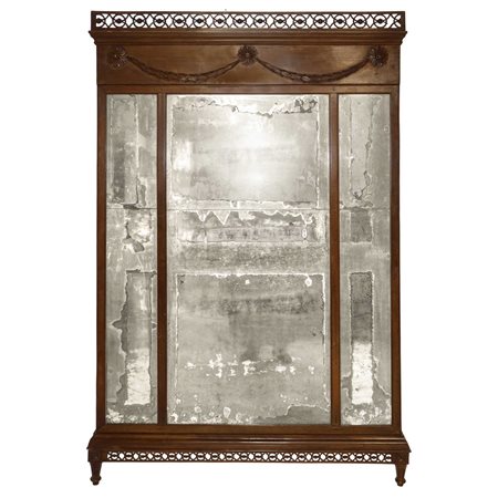 Specchiera tripartita in noce con decorazione  festoni, fine 18° secolo