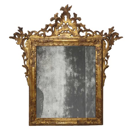 Specchiera in legno dorato a foglia con in testa cimasa, 18° secolo