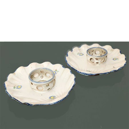 Coppia di mancerine in ceramica di Alcora bianca con dettagli floreali e bordo azzurro, 18°/19° secolo