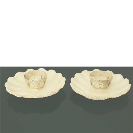 Coppia di mancerine in ceramica di Alcora beige con dettagli a rilievo , 18°/19° secolo