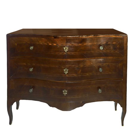 Cassettone Luigi XV a tre cassetti filettati in legni chiari a riquadri rettangolari, fronte mosso 