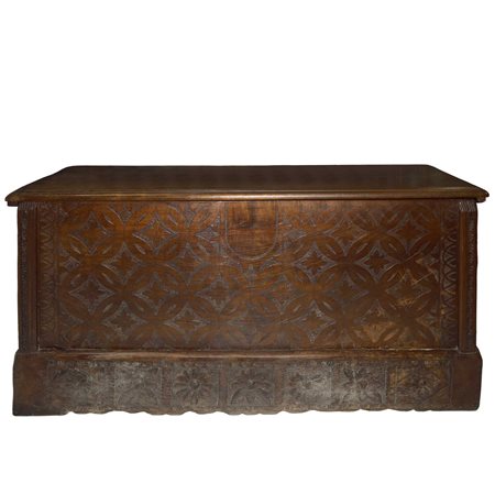 Cassapanca sarda campidanese in legno di noce sul fronte e sui lati bulinata e intagliata a motivi vegetali, lateralmente lesene scolpite e ala base dei lati grandi losanghe , 18° secolo