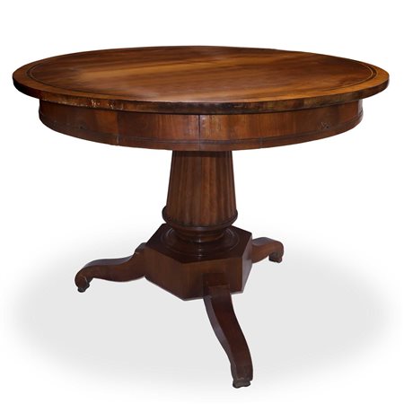 Tavolo da centro rotondo in legno di noce, piano con circonferenza filettata in legno di palissandro scuro con piede a 3 razze e sostegno  a colonna scanalata, first half of the 19° secolo