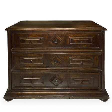 Cassettone a 3 cassetti bugnati e scolpiti a rettangolo ai lati e a losanga al centro con bocchetta chiara, piedi a cipolla schiacciata. , 17° secolo
