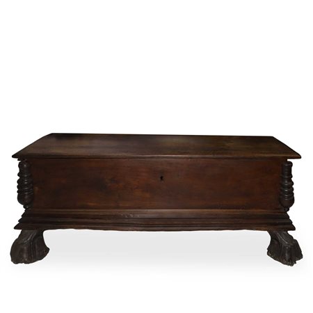 Cassapanca in legno con piedi zoomorfi, 18° secolo