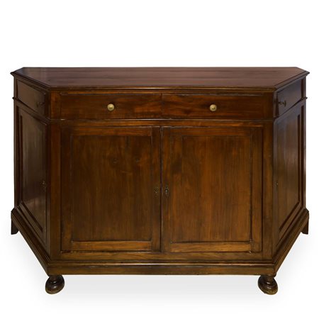 Credenza bassa in legno massello di noce scantonata ai lati  con cassetti nella parte superiore e sportelli nella parte inferiore e piedi a cipolla schiacciati , Veneto fine 18° secolo